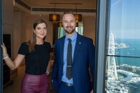 Servus am Abend – Moderatorin Claudia Maxones trifft Österreicher in Dubai (Sandro Stadelmann, r.)
