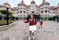 Einfach Retour – Jan Fitze sucht beim Disneyland in Paris eine Mitfahrgelegenheit.