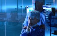 In aller Freundschaft – Lisa (Ella Zirzow) bangt um das Leben ihres Freundes Nils, der eine Herztransplantation bekommen hat. Dr. Roland Heilmann (Thomas Rühmann) versucht, seiner Tochter beizustehen.