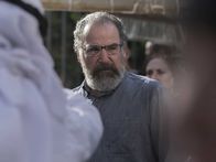 Homeland – Saul (Mandy Patinkin) wird von Dar Adal nach Abu Dhabi geschickt und soll dort gemeinsam mit dem israelischen Geheimdienst und dessen Chefin Tovah arbeiten ...