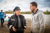 Notruf Hafenkante – Claudia (Janette Rauch, l.) hat das Gefühl, dass Viktors Trainer Uwe Kästner (Julian Weigend, r.) seinen Schützling deckt.