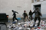 Rammbock – Marodierende Zombies in einem Berliner Innenhof.