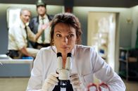 Hubert und Staller – Dr. Fuchs (Susu Padotzke, v.M.) untersucht das Blut, das Staller (Christian Tramitz, h.l. mit Helmfried von Lüttichau, h.r.) an der Hand hatte.