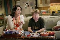 Two and a Half Men – Verbringen einen gemütlichen Abend miteinander: Jake (Angus T. Jones, r.) und Rose (Melanie Lynskey, l.) ...