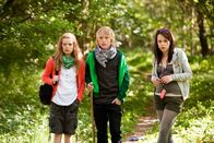 Karla & Katrine – Karla (Elena Arndt-Jensen, li.), Jonas (Joshua Berman) und Katrine (Nanna Finding, re.) machen eine ungeheuerliche Entdeckung.