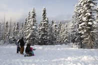 Alaska - Eisige Freiheit – Die Familie Rowland übt sich im Scheibenschießen. (National Geographic/Crofton Diack)