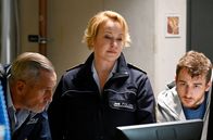 WaPo Bodensee – Dirk Abmeyer (Mark Ortel, r.) versucht gegenüber Paul Schott (Tim Wilde, l.) und Nele Fehrenbach (Floriane Daniel, M.) seine Unschuld zu beweisen.