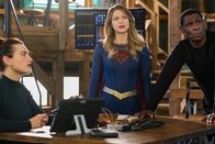 Supergirl – v.l.n.r.) Lena Luthor (Katie McGrath); Kara alias Supergirl (Melissa Benoist); Hank Henshaw (David Harewood)