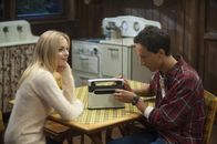 Community – Um den vermeintlichen Psychopathen in der Gruppe zu entlarven, lässt sich Britta (Gillian Jacobs, l.) auf einer Party die Lieblingshorrorgeschichte von jedem erzählen. Abeds (Danny Pudi, r.) Geschichte ist mehr als gruselig ...
