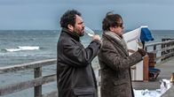 Allmen – Privatdetektiv Johann Friedrich von Allmen (Heino Ferch, re.) spürt den Diamantendieb Sokolow (Daniel Wagner) an der Ostsee auf.