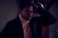 neoriginal: Vierwändeplus – Martin (Alexander Prince Osei) will verhindern, dass die Trennung von seiner Frau Caro ans Licht der Baugruppen-Öffentlichkeit gerät und lässt sich schweren Herzens auf Luisas Erpressungsversuch ein: Sie will einen Hund!