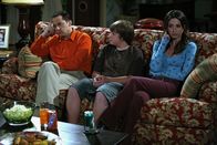 Two and a Half Men – Herb, der Mann von Alans (Jon Cryer, l.) geschiedener Frau Judith, nimmt ihn gegen Judiths (Marin Hinkle, r.) Willen auf, hält aber die bedrückte Stimmung nicht aus und betrinkt sich bei Charlie. Jake (August T. Jones, M.) versucht zu vermitteln ...