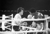 Rocky II – Ein Kampf der Giganten: Herausforderer Rocky (Sylvester Stallone, l.) versucht erneut, den Weltmeister Apollo Creed (Carl Weathers, r.) in die Ecke zu drängen.