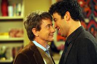 How I Met Your Mother – Lily und Marshall geben eine Einweihungsparty, auf der es sich Ted (Josh Radnor, r.) beinahe mit Marshalls Chef Garrison Cootes (Martin Short , l.) verscherzt ...