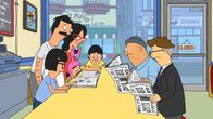 Bob's Burgers – Bob (l.), Linda (3.v.l.), Louise (M.), Gene (3.v.r.), Tina (2.v.l.) und ein paar Gäste sind entsetzt, als sie die negative Rezension von Moody Foodie in der Zeitung lesen ...