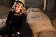 Father Brown – Die attraktive Grace Fitzgerald (Rosemary Boyle) bringt mit ihrem Charme die Männerwelt um den Verstand.