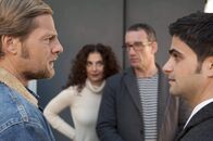 Der letzte Bulle – Was macht Tanja Haffner (Proschat Madani, 2.v.l.) bei den "Kokolores- Kursen" des Paarcoachs Bernd Neumeister (Heio von Stetten, 2.v.r.)?. Mick (Henning Baum, l.) und Andreas (Maximilian Grill, r.) stehen vor einem Rätsel ...; Was macht Tanja Haffner (Proschat Madani, 2.v.l.) bei den "Kokolores- Kursen" des Paarcoachs Bernd Neumeister (Heio von Stetten, 2.v.r.)?. Mick (Henning Baum, l.) und Andreas (Maximilian Grill, r.) stehen vor einem Rätsel ...