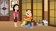 Family Guy – Als Quagmire (r.) in Seoul eintrifft, begegnet er seiner alten Liebe Sujin (l.) wieder und beschließt, in Korea zu bleiben. Es bedarf einiger Überzeugungskraft seiner drei Freunde, um ihn wieder zur Rückkehr zu bewegen ...