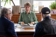 Rentnercops – Vicky (Katja Danowski, M.) hat eine weitere Aufgaben für die Rentnercops, Klaus Schmitz (Hartmut Volle, l.) und Reinhard Bielefelder (Bill Mockridge, r.).
