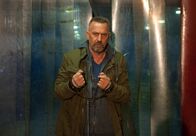 Das Jerico Projekt – Der skrupellose Killer Jerico (Kevin Costner) stellt auch noch nach der Operation eine Gefahr dar und muss gefesselt werden.