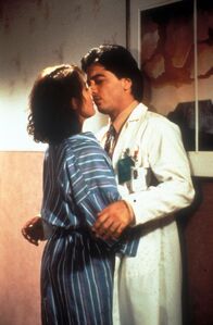 Diagnose: Mord – Amy (Belinda Bauer, l.) kämpft mit allen Mitteln um Jacks (Scott Baio, r.) Gunst.