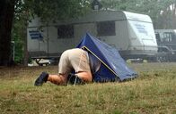 Mensch Markus – Markus (Markus Maria Profitlich) baut sein Zelt im Regen auf, während Silvia ungeduldig wartet. Endlich steht das Zelt und Markus freut sich schon auf die Nacht, aber Silvia stapft mit einem "Schlaf gut!" schnurstracks in den Wohnwagen neben dem Zelt ...