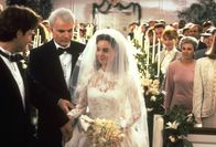 Vater der Braut – Am Tag der Hochzeit ist George (Steve Martin) überwältigt von seiner Tochter Annie (Kimberly Williams), die eine wunderschöne Braut abgibt.