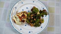 Zu Tisch ... – Zu Tisch Dauphiné – Frankreich Teigtaschen im Auflauf mit Salat und Nüssen Copyright: SRF/Frederik Klose-Gerlich
