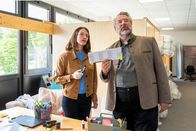 Die Rosenheim-Cops – Die Kommissare Beck (Michaela Weingartner, l.) und Stadler (Dieter Fischer, r.) suchen im Büro des Opfers nach einem möglichen Tatmotiv.