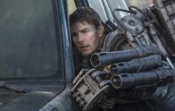 Edge of Tomorrow – Er erlebt den gleichen Tag immer und immer wieder: Major Bill Cage (Tom Cruise) wird bei einem Selbstmordommando gegen eine feindliche Alienrasse getötet, kommt aber am Morgen genau dieses Einsatzes wieder zu sich. Die Ereignisse des Tages wiederholen sich immer wieder, bis Cage versucht, seine Fähigkeit zu nutzen, um die Außerirdischen endgültig auszuschalten ...
