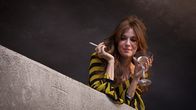High-Rise – Die alleinerziehende Mutter Charlotte (Sienna Miller) wohnt einen Stock über Laing.