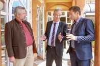 Die Rosenheim-Cops – Hotelmanager Sebastian Kienberg (Manuel Boecker, M.) erzählt den Kommissaren Stadler (Dieter Fischer, l.) und Hansen (Igor Jeftic, r.), dass die Tote und ihr Ehemann in getrennten Zimmern geschlafen haben.