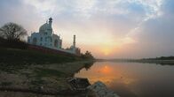 Wunderwerke der Weltgeschichte – Der Yamuna Fluss ist fast ausgetrocknet. Experten fürchten um die Stabilität des Taj Mahal, dessen Fundament aus Holz besteht.