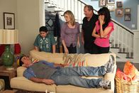 Modern Family – L-R: Phil Dunphy (Ty Burrell), Manny Delgado (Rico Rodriguez), Claire Dunphy (Julie Bowen), Jay Pritchett (Ed O'Neill), Gloria Delgado-Pritchett (Sofía Vergara).