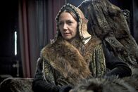 Wolf Hall – Die ehemalige Königsgemahlin Katharina von Aragon (Joanne Whalley) wurde verbannt. Nun liegt sie im Sterben und möchte ihre Tochter Mary noch einmal sehen.