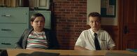 Coco Farm – Schnell kann Max (Oscar Desgagnés, rechts) seinen Cousin Charles (Joey Bélanger, links) für sein Vorhaben gewinnen. Schwierig wird es für die beiden allerdings, den erforderlichen Kredit bei der Bank zu erhalten.