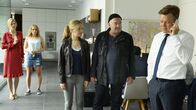 Ein starkes Team – Nachdem Jette Andersen (Mette Lysdahl, l.) entführt wurde, melden sich die Entführer telefonisch bei Uwe Reibert (Justus von Dohnányi, r.). Das Team Linett Wachow (Stefanie Stappenbeck, M.) und Otto Garber (Florian Martens, 2.v.r.) verfolgt die Geschehnisse. Martina Reibert (Ina Weisse, l.) und Sarah Reibert (Luise von Finckh, 2.v.l.) sind besorgt.
