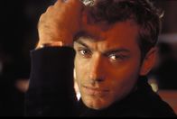 Alfie – Alfie (Jude Law) lässt nichts anbrennen. Als er sich richtig verliebt, aber auf Granit beißt, beginnt sein persönlicher Reifeprozess ...