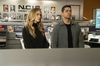 Navy CIS – Ellie Bishop (Emily Wickersham, l.); Nick Torres (Wilmer Valderrama, r.)