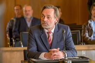 Der Alte – Der Arzt Dr. Hannes Maier (Peter Benedict) unterstützt die Staatsanwaltschaft regelmäßig bei Verhandlungen als Gutachter.