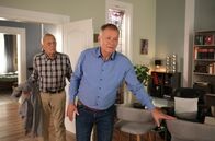 In aller Freundschaft – Otto Stein (Rolf Becker, li.) erzählt Roland bei einem Besuch, dass ihm zu Hause die Decke auf den Kopf fällt und er gerne Gesellschaft bei einem Spaziergang hätte. Doch Roland Heilmann (Thomas Rühmann, re.) durchschaut ihn. Er weiß, dass sich alle Sorgen machen, ob er blind und allein zu Hause zurechtkommt.
