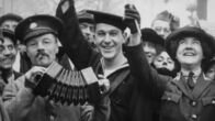 Krieg und Holocaust - Der deutsche Abgrund – Die Macher des Versailler Vertrages belasten die junge deutsche Demokratie mit einer schweren Hypothek, wie der US-Jurist und Autor James Whitman feststellt: "Sie haben ein Umfeld geschaffen, das den Aufstieg von Kreaturen wie Hitler ermöglicht hat."