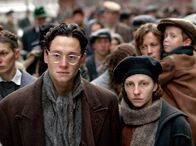 Marcel Reich-Ranicki: Mein Leben – Die Deportation der Juden aus dem Ghetto beginnt. Marcel (Matthias Schweighöfer, l.) und Tosia (Katharina Schüttler, r) müssen sich einreihen. Hinter ihnen: Gustawa (Katharina Spiering) mit ihrem Sohn Jakub.