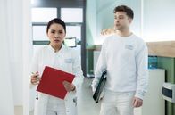 In aller Freundschaft – Dr. Lilly Phan (Mai Duong Kieu) kann nicht verstehen, warum ihr Freund Kris Haas (Jascha Rust) seine Weiterbildung zum Flugsanitäter abgebrochen hat.