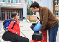 Seit du da bist – Jarek (Manuel Rubey) und Lilia (Allegra Tinnefeld) vor der Schule.