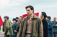 Martin Eden – Martin Eden (Luca Marinelli, Mi.) möchte seine proletarische Herkunft hinter sich lassen und beginnt sich für den Sozialismus zu interessieren.