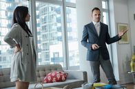 Elementary – Müssen einen Mordfall aufdecken: Sherlock Holmes (Jonny Lee Miller, r.) und Joan Watson (Lucy Liu, l.) ...
