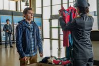 Spider-Man: Far from Home – Beim italienischen Zoll (Giada Benedetti, r.) wundert man sich über den Inhalt von Peters (Tom Holland, M.) Koffer.