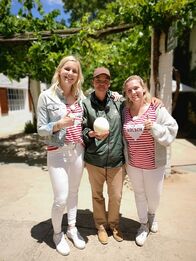 Verrückt nach Meer – Ausflug zu einer Straußenfarm in Schoemanshoek mit den Reiseleiterinnen Caro (links) und Annika (rechts) und Guide Liesl.