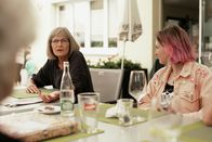 Reporter – Anna Rosenwasser beim Familienzmittag in Flurlingen im Zürcher Weinland.